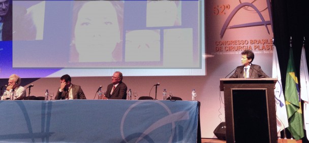 Dr. Luiz Carlos Ishida moderando a mesa sobre casos atípicos em Rinoplastia